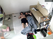 家庭網絡攝像頭破解拍攝到的蝸居年輕情侶睡地鋪啪啪打炮 從地上幹到沙發上 玩的太嗨了～720P高清