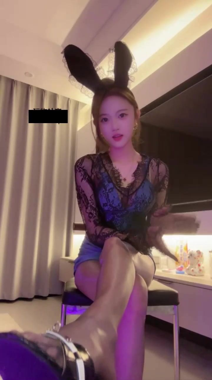 重口黄金预警！这是一个有味道的片子！最漂亮最甜美的精神小妹S女王小尹模特，亮丝袜美腿，调教饿了么外卖小哥，逼他吃屎