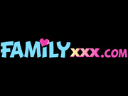 FAMILYxxx呈现：骚浪贱继妹Ellie Eilish如愿得到继兄的大屌